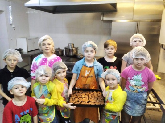 Воспитанники детского приюта "Огонек" испекли Рождественские пряники