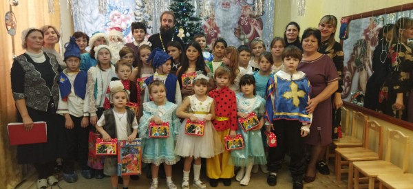 Праздничное представление «Сияй звезда Рождественская» в детском приюте Огонек