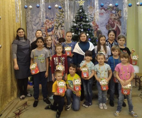 Для детей приюта "Огонек" провели мастер - класс "Рождественская звезда"