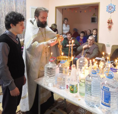 Людей старшего поколения центра социального обслуживания граждан пожилого возраста поздравили с Крещением Господним