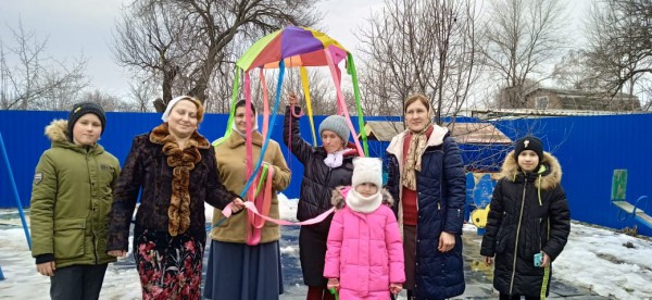 На детской площадке "Территория добра" при храме Архистратига Михаила п.Каменоломни прошли масленичные гулянья