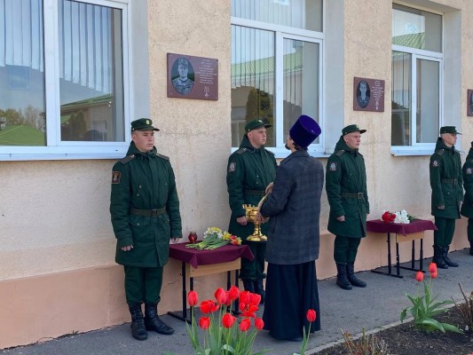 Протоиерей Андрей Поздняков принял участие в митинге памяти погибшим воинам, выпускникам школы №33 п. Верхнегрушевский