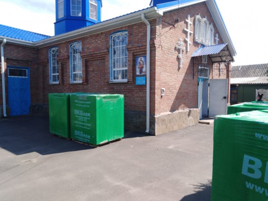 На территории храма Архангела Михаила п. Каменоломни продолжается строительство гуманитарного склада