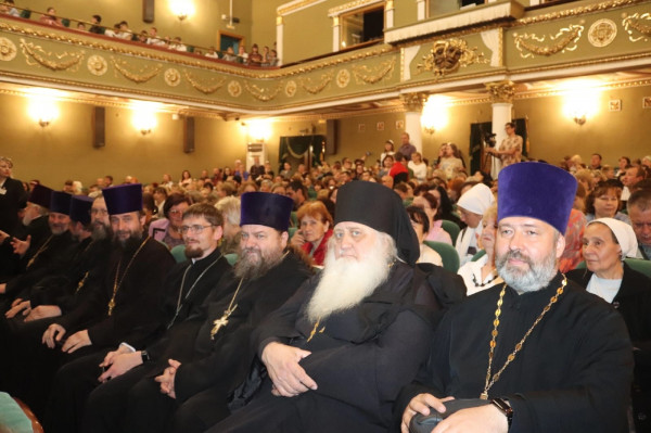 Духовенство Нижнедонского благочиния приняло участие в Епархиальном гала-концерте XI пасхального фестиваля «Пасха красная 2025»