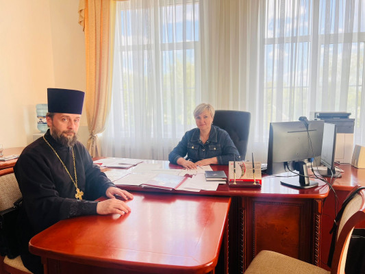 В Администрации Октябрьского района, состоялась рабочая встреча Заместителя главы Администрации Октябрьского района Ларисы Бутовой и благочинного приходов Нижнедонского округа