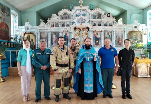 В храме Архангела Михаила п. Каменоломни вместе с сотрудниками пожарной части совершен молебен перед иконой Божией Матери «Неопалимая Купина»