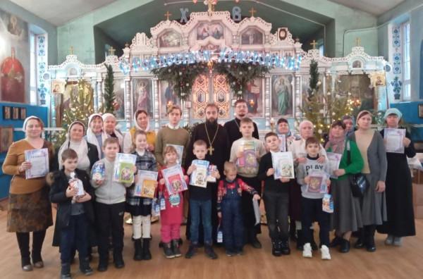 В Нижнедонском благочинии прошла рождественская акция «Подарим радость на Рождество Христово»