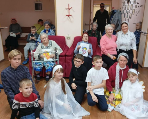Воспитанники воскресной школы «Благовест» посетили пожилых людей и инвалидов в пансионате п.Каменоломни