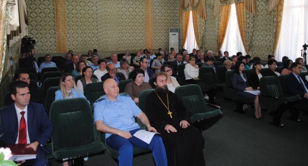 Благочинный приходов Нижнедонского округа принял участие в заседании Собрания депутатов Октябрьского района