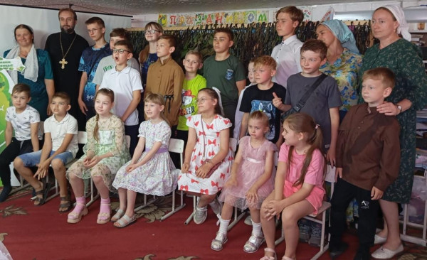 Воспитанники церковно - приходской воскресной школы "Благовест" п. Каменоломни плетут маскировочные сети для СВОих