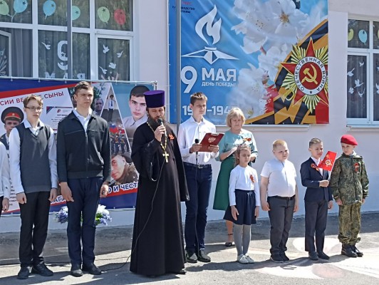 Благочинный приходов Нижнедонского округа принял участие в торжественной линейке, посвященной Дню Победы