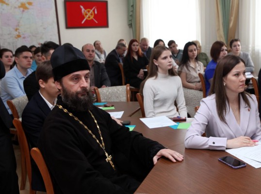 Благочинный приходов Нижнедонского округа принял участие в заседании Молодежного парламента при Собрании депутатов Октябрьского района