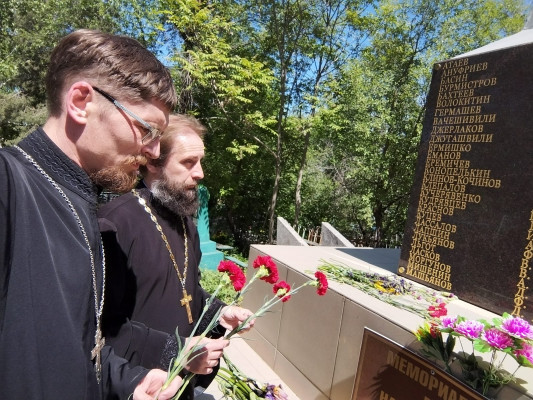 В память о погибших в годы Великой Отечественной войне, духовенство возложило цветы к местам захоронений