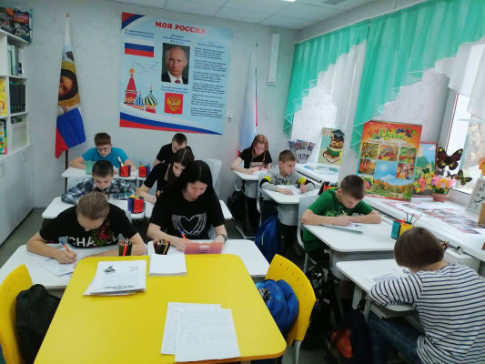 Воспитанники детского приюта "Огонек" п. Каменоломни принимают участие в акции "Письмо солдату"