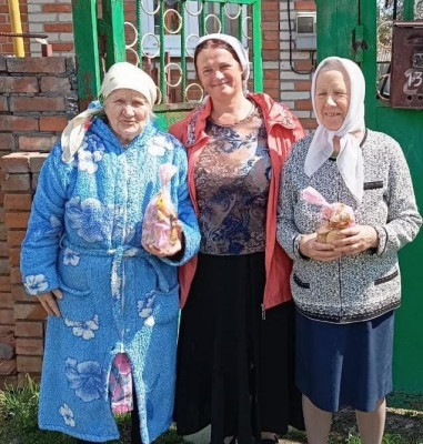 На светлой седмице сестры милосердия поздравили своих подопечных на дому