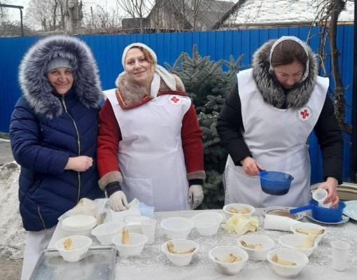 Блины и чай от сестер милосердия: добрая традиция в Прощеное воскресенье в п. Каменоломни