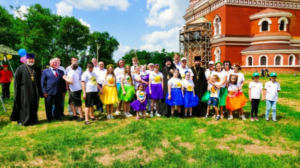 Благочинный приходов Нижнедонского округа принял участие в  епархиальном фестивале творчества детей с ограниченными возможностями здоровья «Дети Солнца 2023»