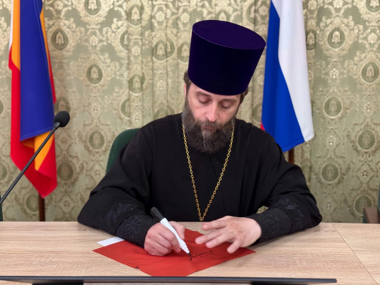 Благочинный приходов Нижнедонского округа принял участие в региональной патриотической акции «Полотно Победы»