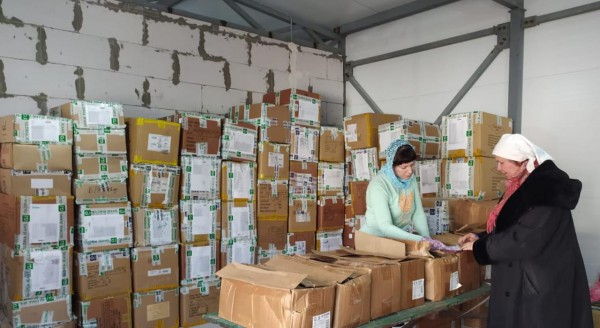 Добровольцы из числа сестер Марфо – Мариинского Сестричества и волонтеры Нижнедонского благочиния благотворительно раздали вещи благополучателям