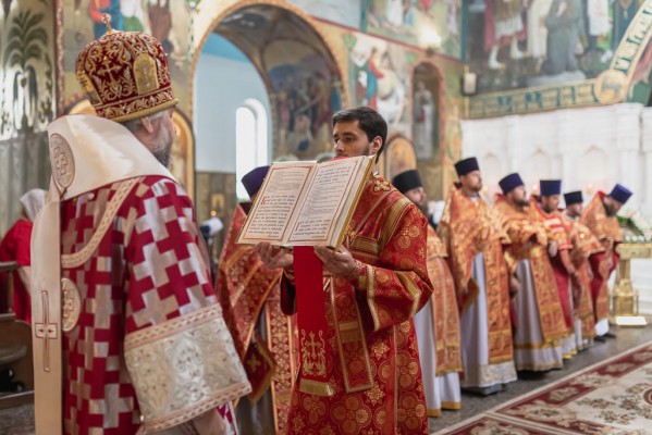 Благочинный приходов Нижнедонского округа принял участие в соборном богослужении в  день тезоименитства епископа Шахтинского и Миллеровского  Симон