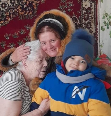 «Поделись теплом на Рождество»: сестры милосердия и воспитанники воскресной школы поздравили подопечных на дому