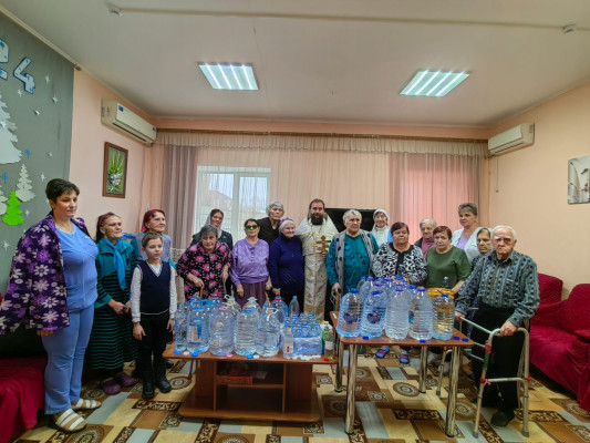 Подопечных реабилитационного центра п. Каменоломни поздравили с днем Крещения Господня