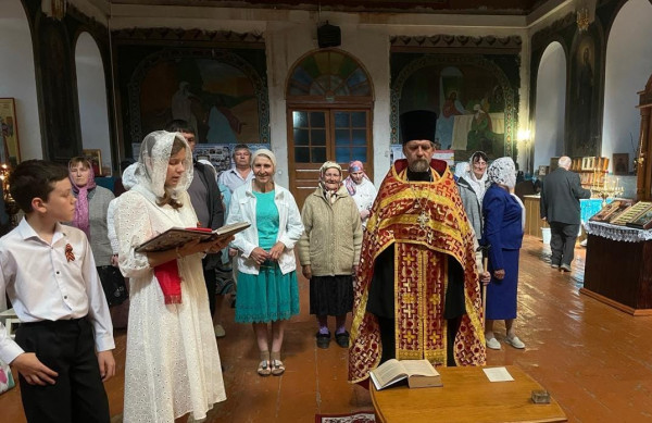 В храмах Нижнедонского благочиния молитвенно почтили равноапостольных Мефодия и Кирилла, учителей Словенских