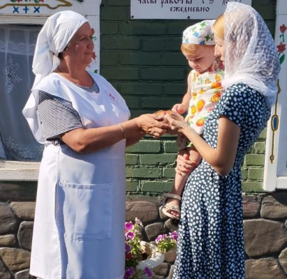 Сестры милосердия продолжают оказывать регулярную помощь своим подопечным