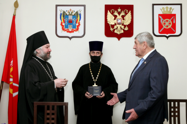 Преосвященнейший епископ Симон наградил Главу Октябрьского района Евгения Петровича Луганцева к его 70-летию медалью Шахтинской епархии «За усердные труды» III степени