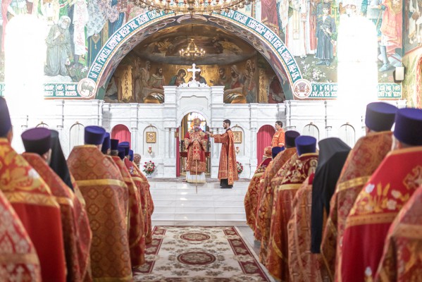 Пасхальной вечерней продолжилось торжество Светлого Христова Воскресения в Покровском кафедральном соборе города Шахты