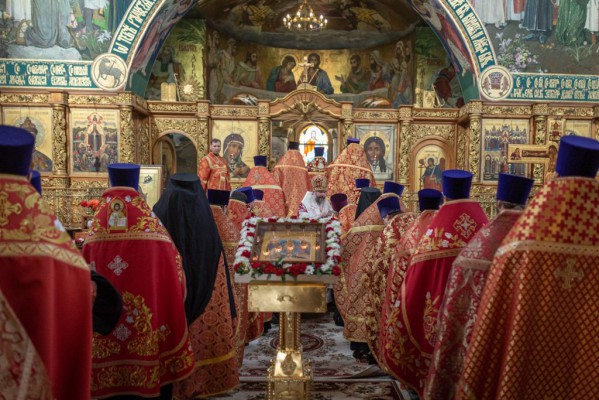 Благочинный приходов Нижнедонского округа сослужил епископу Шахтинскому и Миллеровскому  Симону на Пасхальной вечерне в Покровском кафедральном соборе г. Шахты