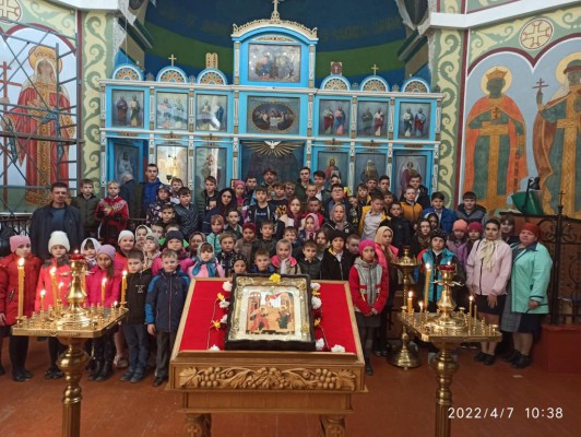 В храме святителя Алексия Московского ст. Бессергеневской школьники причастились Святых Христовых Тайн