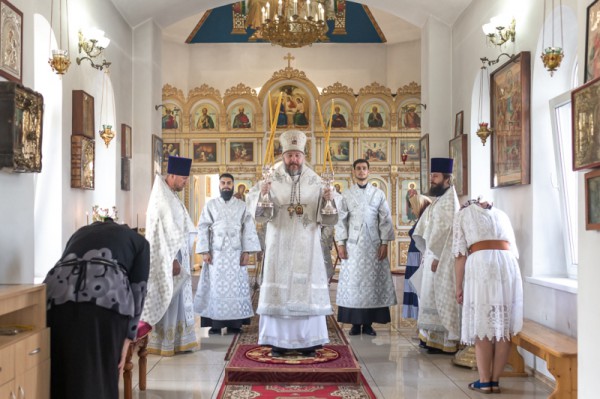 Правящий архиерей Шахтинской епархии Преосвященнейший епископ Симон совершил Божественную литургию в Свято-Троицком храме хутора Ягодинка