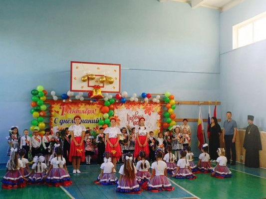 Духовенство Нижнедонского благочиния приняло участие в праздничных линейках в школах Октябрьского района