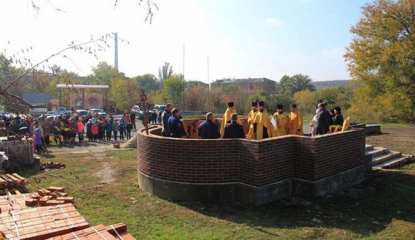 В поселке Новокадамово совершен чин закладки храма и водружения креста