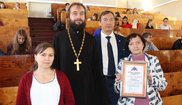 За достойное соработничество Архиерейской грамоты удостоена педагог школы №23 п.Красногорняцкий Светлана Ивановна Мумикова