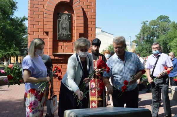 Благочинный приходов Нижнедонского округа совершил панихиду возле мемориальной Часовни п. Каменоломни и принял участие в митинге, посвященном 20-летию со дня ее открытия