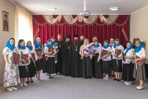 Члены семейного молодежного клуба «Верность» и прихожане храма Архистратига Михаила п. Каменоломни приняли участие в торжественном выпускном акте епархиальных регентских курсов