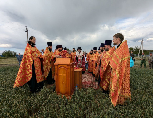 Епископ Симон благословил аграрией Октябрьского района на дальнейший труд и освятил поля