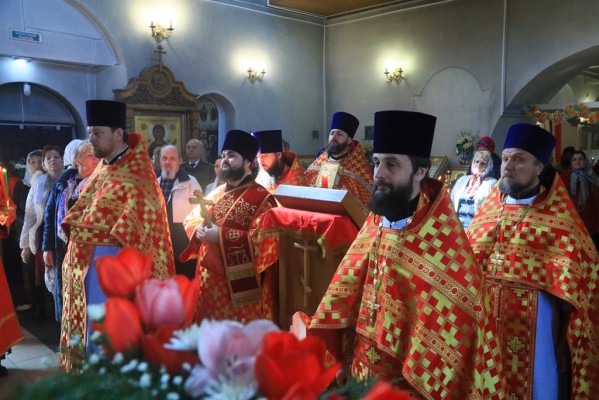 Благочинный приходов Нижнедонского округа сослужил епископу Шахтинскому и Миллеровскому Симону в храме Донской иконы Божией Матери г. Новошахтинска