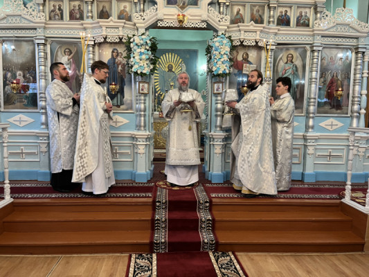 В престольный день Преосвященнейший епископ Симон совершил Божественную литургию в храме Архистратига Михаила поселка Каменоломни