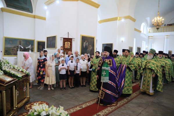 Благочинный приходов Нижнедонского округа принял участие в собором Богослужении по случаю восьмилетней годовщины архиерейской хиротонии епископа Шахтинского Симона