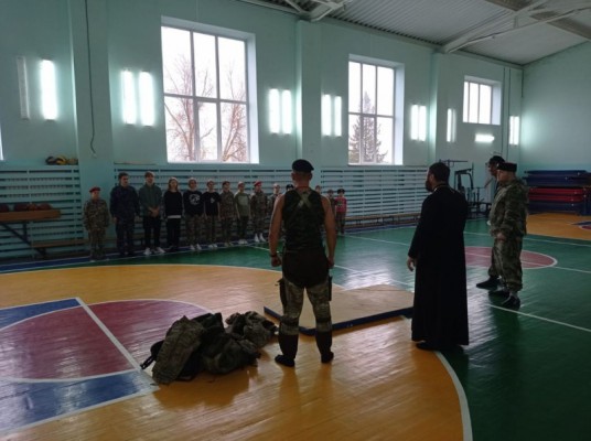 Иерей Сергий Липень принял участие в занятиях по тактической подготовке школьников в поселке Новозарянский