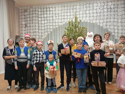 Праздник веры и добра: рождественская встреча в детском центре