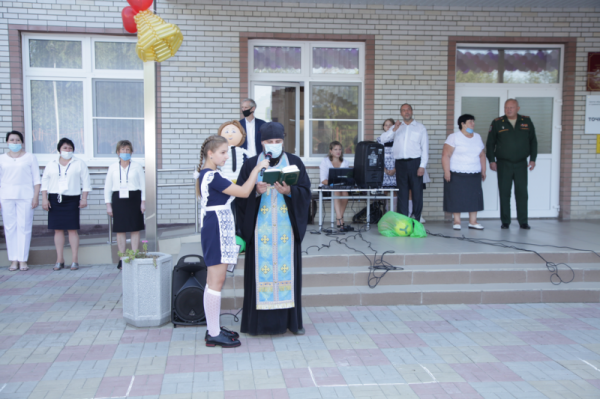 Священнослужители ст. Кривянской в начале учебного года напутствовали учащихся местных школ