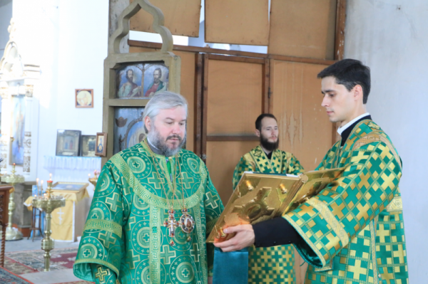 Преосвященнейший епископ Симон с архипастырским визитом посетил Нижнедонское благочиние и совершил Божественную литургию в храме Покрова Пресвятой Богородицы ст. Кривянской