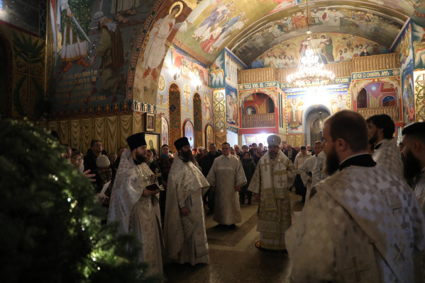 В ночь с 6 на 7 января в кафедральном соборе Покрова Пресвятой Богородицы встретили Рождество Христово