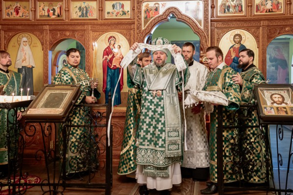 В престольный праздник Преосвященнейший епископ Симон совершил Божественную литургию и иерейскую хиротонию в храме святой блаженной Ксении Петербургской города Шахты