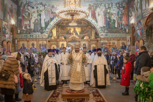 Епископ Шахтинский и Миллеровский Симон совершил Великую рождественскую вечерню
