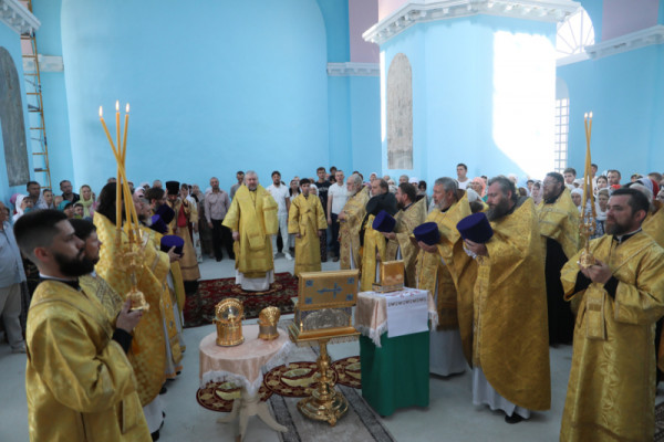 Преосвященнейший епископ Симон и паломники Шахтинской епархии молились за Литургией в храме святителя Николая Чудотворца станицы Еланской Шолоховского района